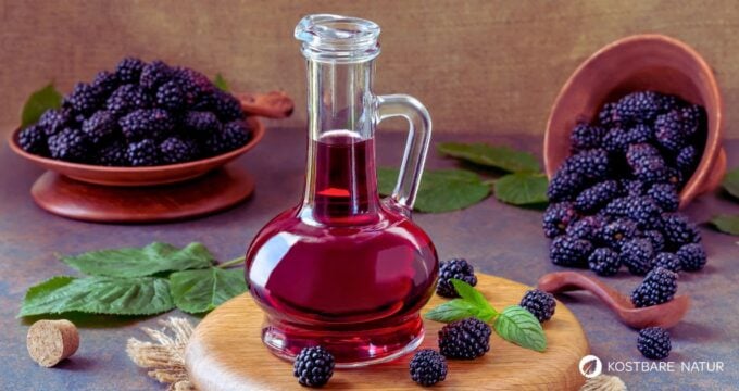 Brombeersaft selber zu machen gelingt mit diesem Rezept garantiert. Er ist reich an Antioxidantien und ist ideal als Wintervorrat.