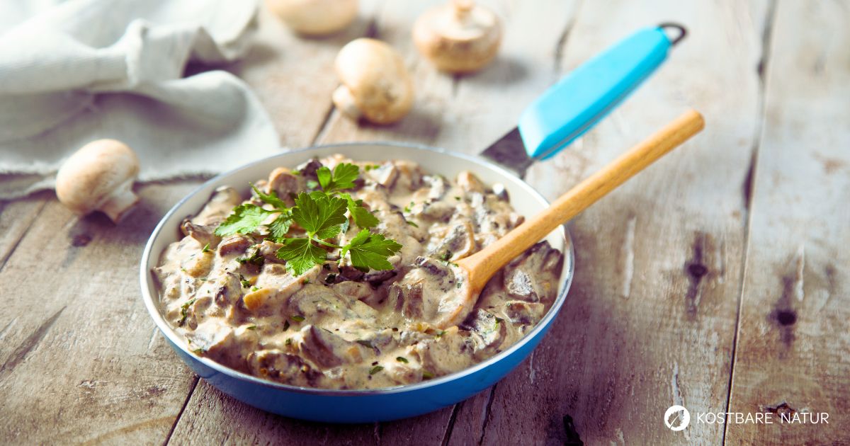 Dieses Pilzragout kannst du aus wenigen Zutaten ganz leicht selber machen. Es ist voller Geschmack und besonders cremig als Beilage oder Hauptgericht.