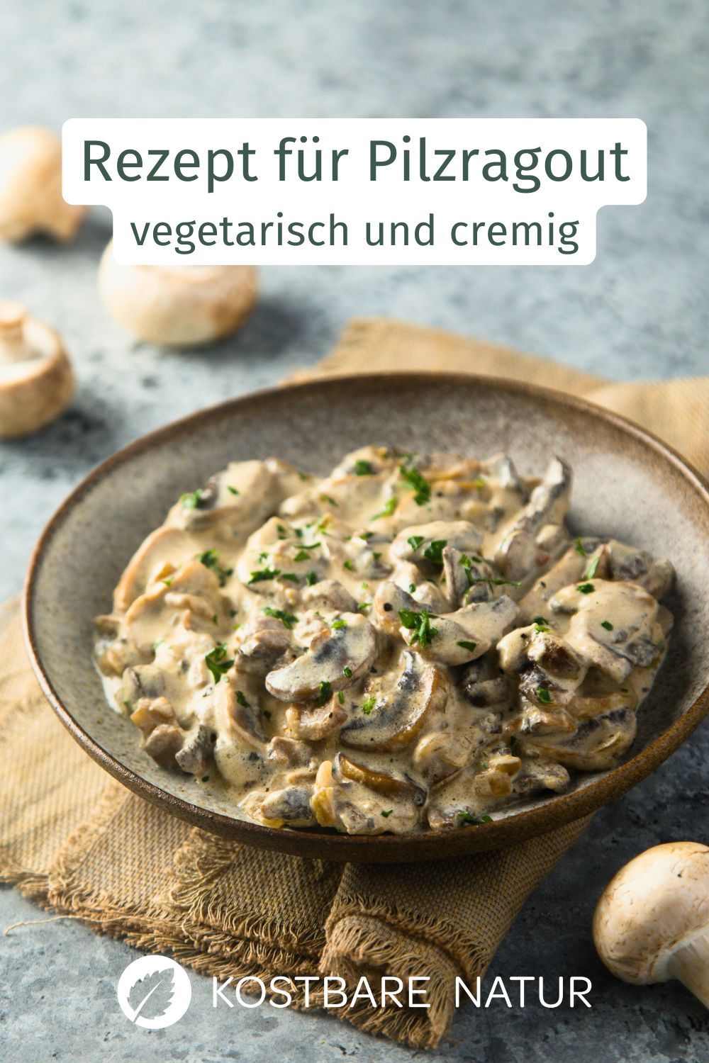 Dieses Pilzragout kannst du aus wenigen Zutaten ganz leicht selber machen. Es ist voller Geschmack und besonders cremig als Beilage oder Hauptgericht.