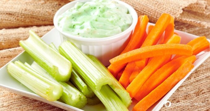 Brunnenkresse-Dip mit frischem Gemüse: gesund snacken mit Wildpflanzen. Ein einfaches Rezept für einen würzigen Dip mit Crème fraîche und Joghurt.