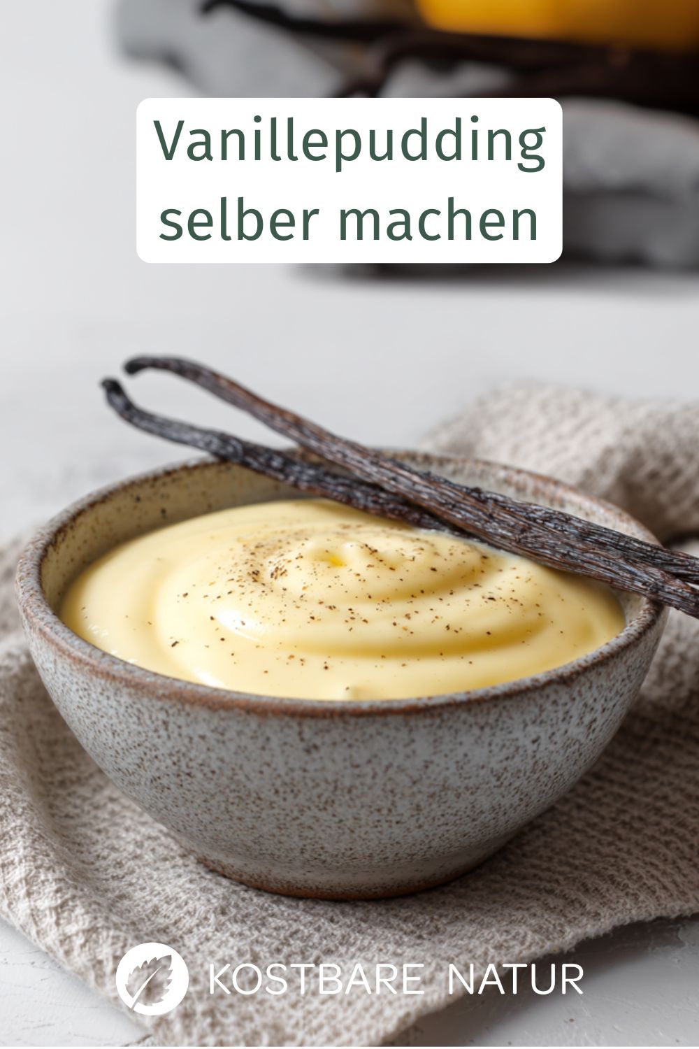 Mit wenigen Zutaten kannst du Vanillepudding selber machen. Mit echter Vanille und vollem Aroma, viel besser als jedes Fertigprodukt.