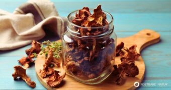 Getrocknete Pfifferlinge verleihen Suppen, Soßen und Aufläufen intensives Aroma. Als Pulver oder Pilzsalz sind sie vielseitig einsetzbar.