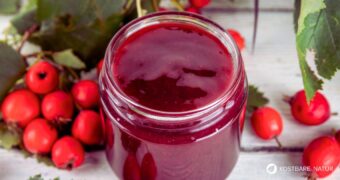 Selbstgemachte Weißdorn-Marmelade aus regionalen Beeren ist fruchtig, vitaminreich und lässt sich einfach konservieren für das ganze Jahr.