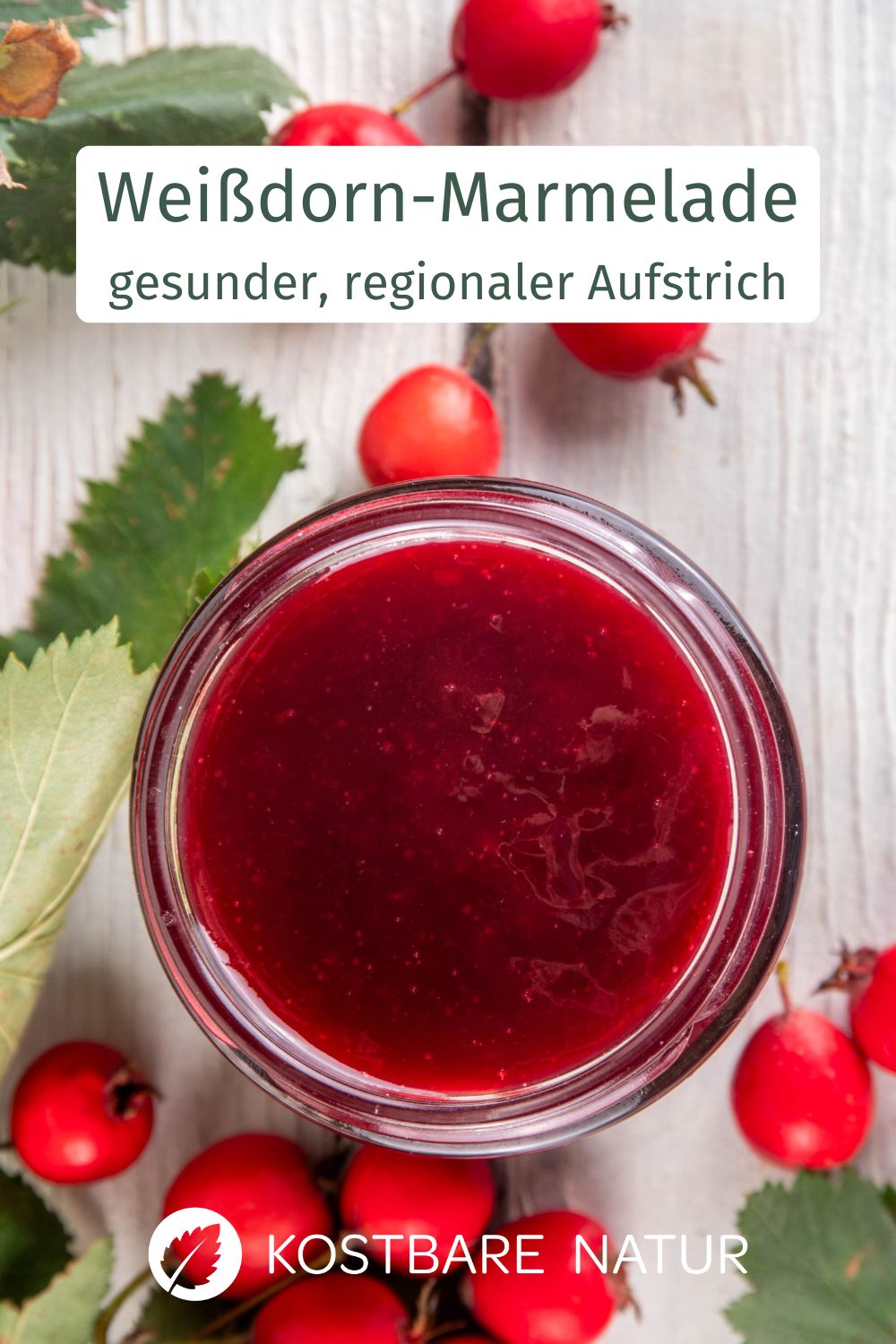 Selbstgemachte Weißdorn-Marmelade aus regionalen Beeren ist fruchtig, vitaminreich und lässt sich einfach konservieren für das ganze Jahr.