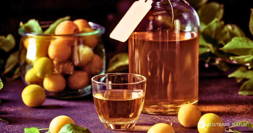 Mirabellenlikör verbindet regionales Obst mit sanfter Süße. Einfach gemacht, lange haltbar und vielseitig zu genießen als purer Likör oder im Dessert.