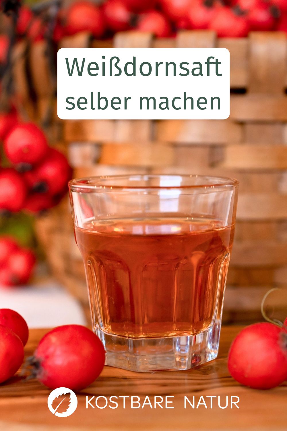 Selbst gemachter Weißdornsaft bringt sanfte Pflanzenkraft in Smoothies Shots und Getränke und macht die Beeren lange haltbar.
