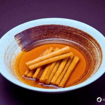 Die Große Klette: vielseitige Heilpflanze für Haut, Leber und Verdauung. Alles zu Anwendung, Ernte, Wirkung & Anbau.