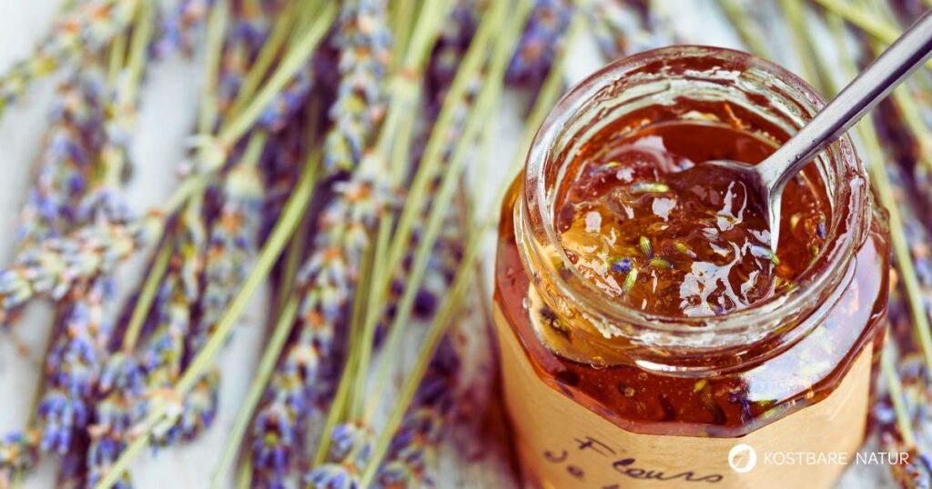 Lavendel-Marmelade selber machen: Entdecke ein aromatisches Rezept mit getrockneten Lavendelblüten und Zitrone. Ideal zum Genießen oder Verschenken.