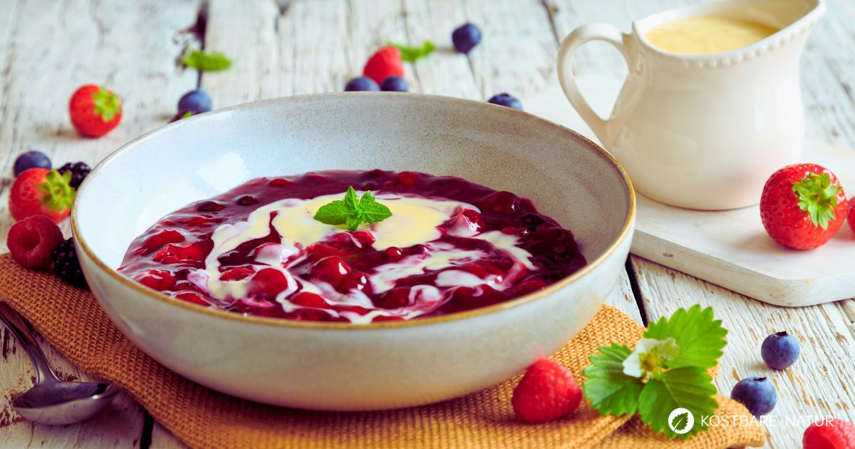 Rote Grütze mit Heidelbeeren: Sommer im Glas - Kostbare Natur Rote Grütze mit Heidelbeeren: Sommer im Glas - Kostbare Natur