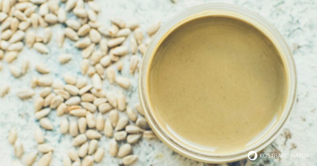 Sonnenblumenkernmus ist eine nachhaltige und leckere Alternative zu weit gereistem Nussmus. Entdecke das gesunde und preiswerte Rezept!