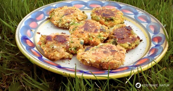 Brennnessel Bratlinge Rezept mit Zubereitungszeit und Kalorien. Knusprige Wildkräuter Bratlinge einfach selber machen und genießen.