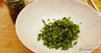 Wunderlauch-Pesto einfach selbst gemacht. Mildes Wildkräuterpesto mit wenigen Zutaten. Rezept, Variationen und Tipps zur Haltbarkeit.