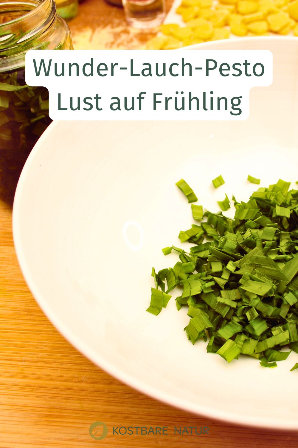 Wunderlauch-Pesto einfach selbst gemacht. Mildes Wildkräuterpesto mit wenigen Zutaten. Rezept, Variationen und Tipps zur Haltbarkeit.