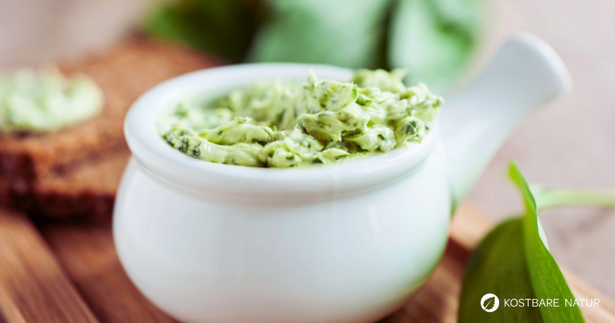 Sehnst du dich auch wieder nach frischem saftigen Grün, wenn der Winter langsam zu Ende geht? Dann solltest du die Bärlauchsaison im März und April nicht verpassen. Bärlauch schmeckt ähnlich wie Knoblauch und ist unglaublich lecker. Ein Bärlauch-Aufstrich weckt wieder deine Kräfte. Denn er bietet viele gesunde Inhaltsstoffe, die unseren Stoffwechsel anregen und den Körper mit wichtigen Vitaminen und Mineralien versorgen.