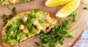 Ob als Brotaufstrich oder Dip: Kichererbsencreme erfreut sich immer größerer Beliebtheit. Hier findest du ein Hummus-Rezept mit der einheimischen Vogelmiere.