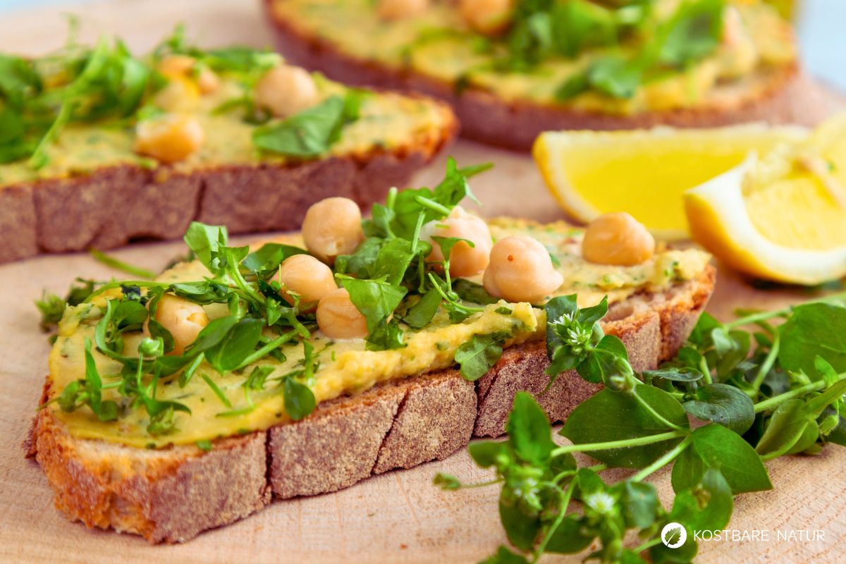 Vogelmiere-Hummus auf Brot