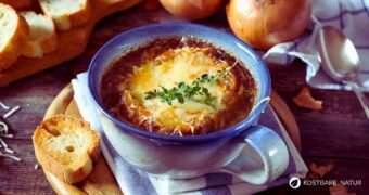 Zwiebelsuppe Rezept wie in Frankreich. Mit viel Zwiebel, Brühe und Weißwein, dazu überbackenes Baguette und Käse. Wärmt herrlich.