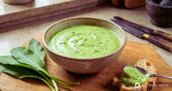 Bärlauchdip ist eine cremige, würzige Frühlingsspezialität aus frischem Bärlauch, die vielseitig passt und sich einfach auch vegan zubereiten lässt.