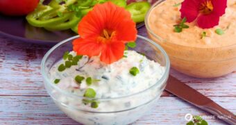 Kräuterquark mit Kapuzinerkresse ist ein würziger, selbst gemachter Aufstrich mit regionalen Zutaten, der frische Wildpflanzen und cremigen Genuss vereint.