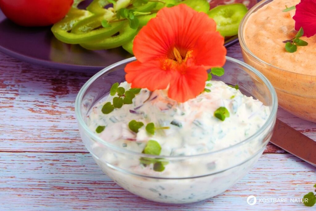 Kräuterquark mit Kapuzinerkresseblüte