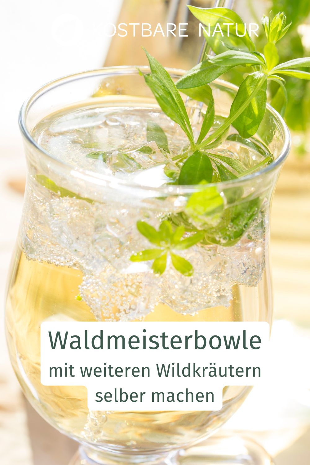 Die Waldmeisterbowle mit Wildkräutern ist erfrischend, aromatisch und regional – perfekt für Sommerfeste, Picknicks oder gemütliche Nachmittage.