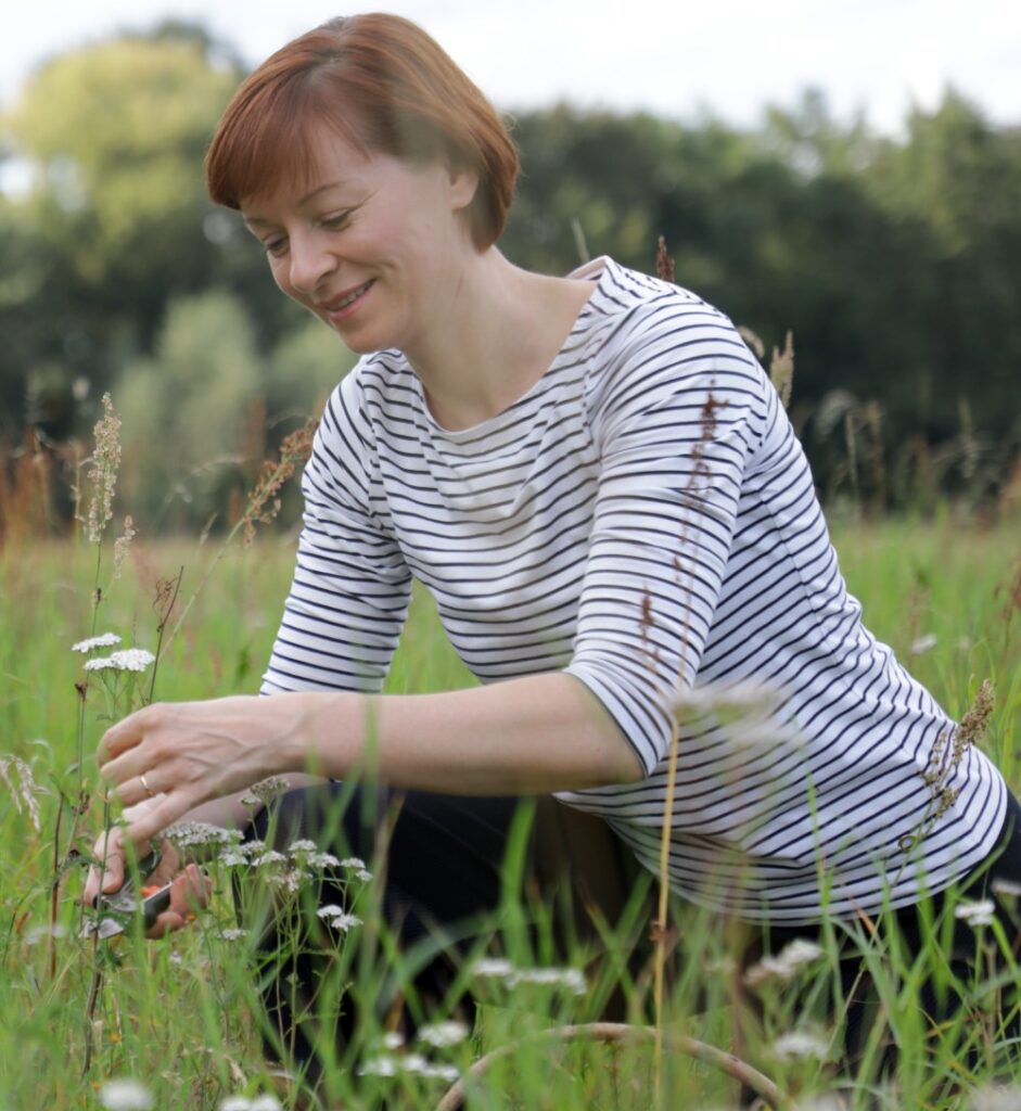 Denise Felber, Autorin von Wilde Kraft - Entdecke die Urkraft der Wildpflanzen für Ernährung, Gesundheit und Wohlbefinden