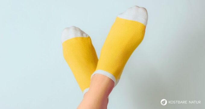 Hartnäckiger Fußpilz? Diese selbstgemachte Tinktur aus Walnuss, Ehrenpreis und Beinwell hilft sanft und effektiv. Hier geht es zum Rezept.