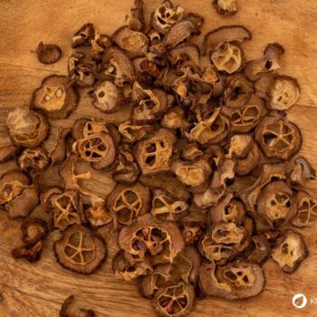 Entdecke die Echte Mispel: Ein vergessenes Superfood aus dem Mittelalter. Erfahre alles über Wirkung, Ernte und köstliche Rezepte!