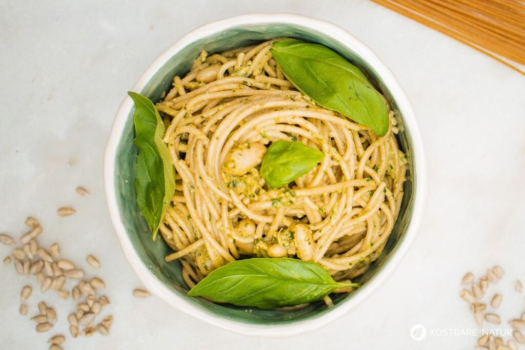 Pesto mit Sonnenblumenkernen: Entdecke die regionale und günstigere Alternative zum Klassiker - mit zahlreichen Variationsmöglichkeiten.