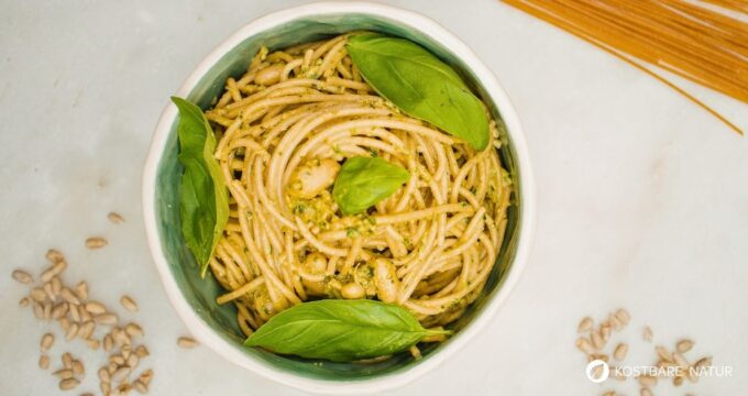 Pesto mit Sonnenblumenkernen: Entdecke die regionale und günstigere Alternative zum Klassiker - mit zahlreichen Variationsmöglichkeiten.