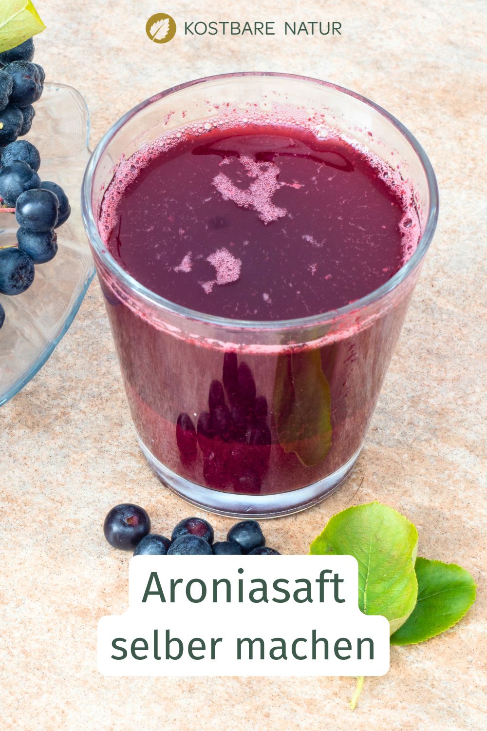 Aroniasaft ist ein vielseitiger, selbst gemachter Saft aus regionalen Beeren, den du pur trinken oder kreativ in der Küche verwenden kannst.