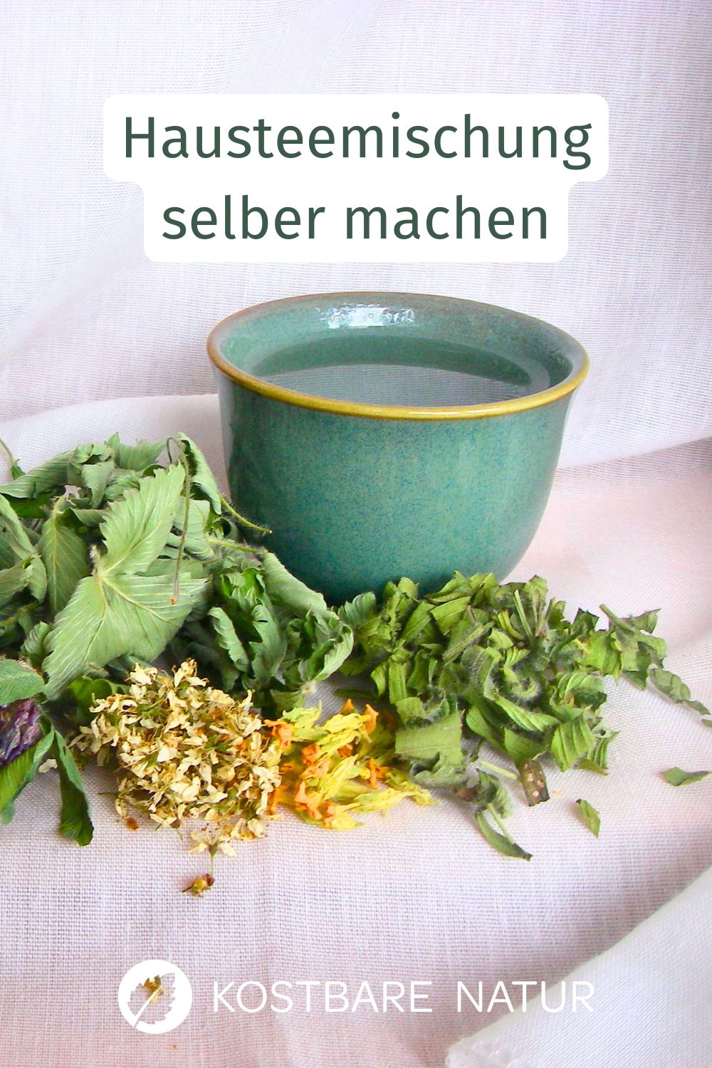 Ein Haustee ist die perfekte Mischung aus Genuss und sanfter Gesundheit. Erfahre, welche Wildkräuter sich eignen.