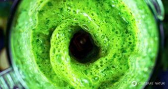 Du suchst eine sanfte Alternative zu Kaffee? Dieser Energie-Smoothie mit Labkraut und Guarana schenkt dir langanhaltende Energie.