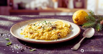 Suchst du ein besonderes Rezept? Dieses Zitronen-Tannennadel-Risotto bringt den frischen Geschmack des Waldes direkt auf deinen Teller.