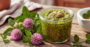 Rotkleepesto ist ein regionales Wildkräuterrezept, das preiswert, vielseitig und mit wenigen Zutaten schnell selbst gemacht ist.