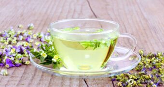 Stiefmütterchentee ist ein milder Kräutertee aus regionalen Wildpflanzen, der Haut und Stoffwechsel natürlich unterstützen kann.