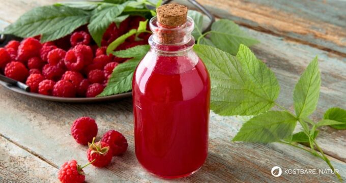 Hol dir den Sommer in die Flasche! Mit unserem einfachen Rezept kannst du einen köstlichen Himbeeressig selber machen - ganz ohne Zusätze.