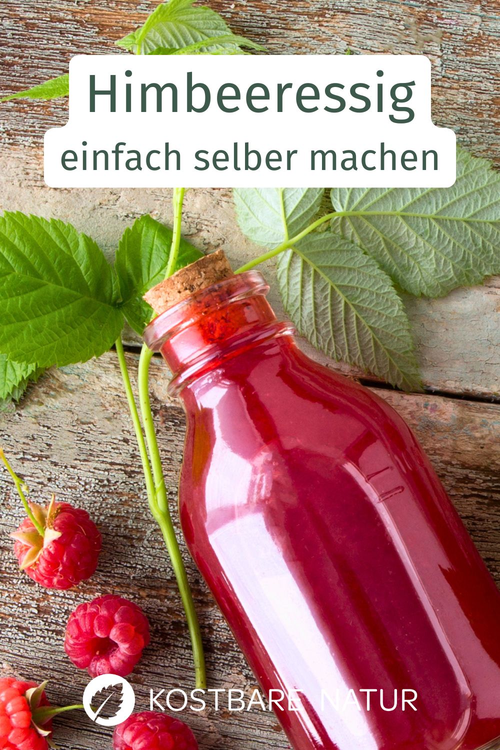 Hol dir den Sommer in die Flasche! Mit unserem einfachen Rezept kannst du einen köstlichen Himbeeressig selber machen - ganz ohne Zusätze.