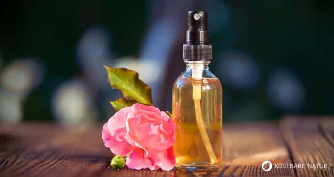 Erfahre, wie du aus duftenden Blüten wohltuendes Rosenwasser selber machen kannst - inklusive wichtiger Tipps zu Haltbarkeit und Anwendung.