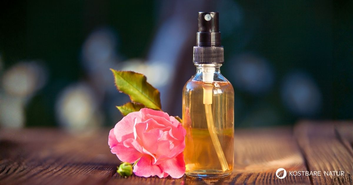 Erfahre, wie du aus duftenden Blüten wohltuendes Rosenwasser selber machen kannst - inklusive wichtiger Tipps zu Haltbarkeit und Anwendung.