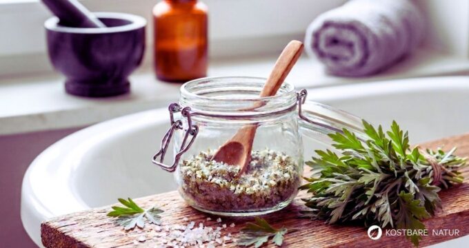 Ein belebendes Fußpeeling mit Salz und Beifuß pflegt die Haut weich und fördert die Durchblutung. Einfaches Rezept zum Nachmachen.