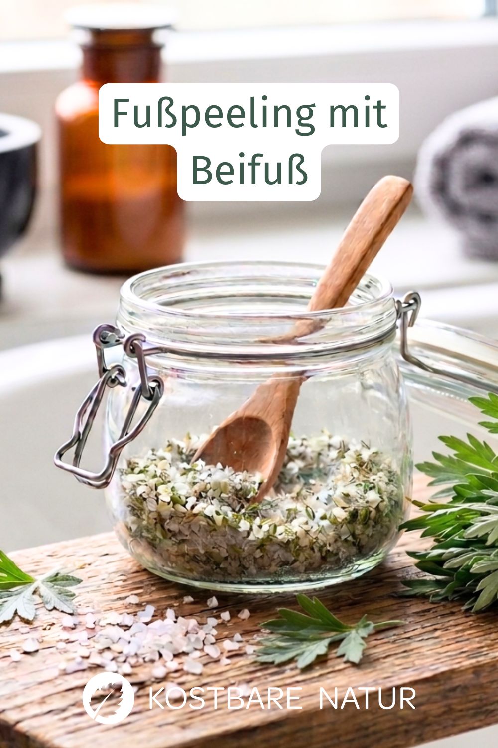 Ein belebendes Fußpeeling mit Salz und Beifuß pflegt die Haut weich und fördert die Durchblutung. Einfaches Rezept zum Nachmachen.