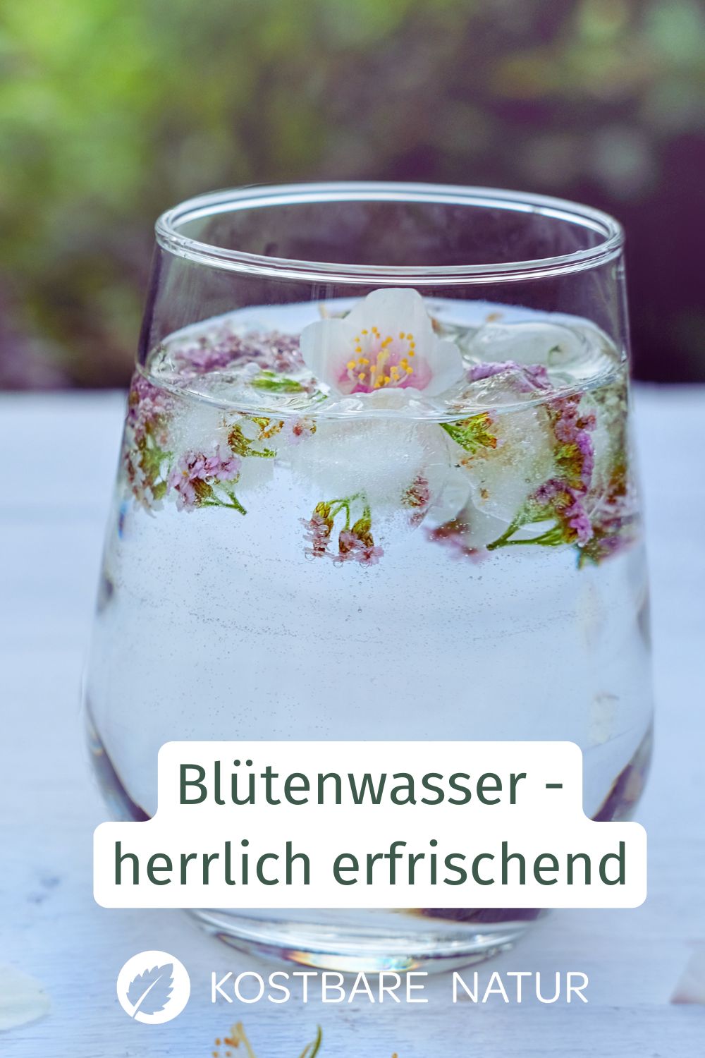 Blütenwasser selber machen: Erfahre im Rezept, wie du erfrischendes Infused Water mit Wildblüten ganz einfach und zuckerfrei ansetzt.