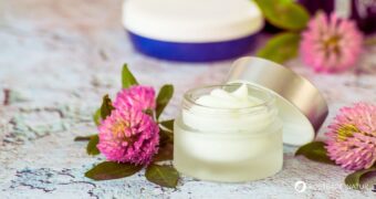 Wiesenklee-Bodybutter selber machen: Sanfte Pflege für trockene Haut. Entdecke das einfache Rezept für die beruhigende Bodysahne!
