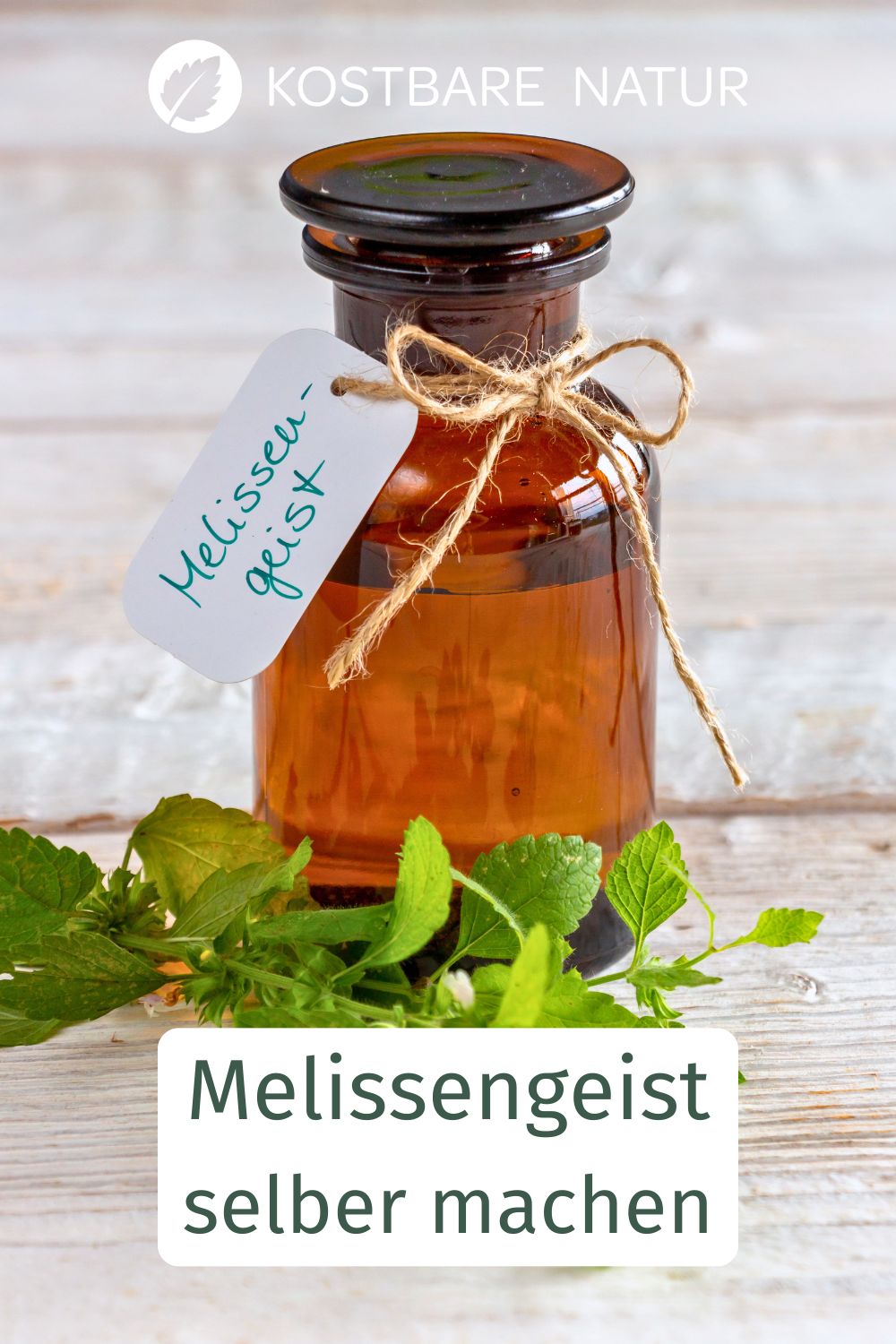 Melissengeist lindert Schlafstörungen, Unruhe Magen-Darm-Beschwerden und Erkältungsbeschwerden. So kannst du ihn selbst herstellen.