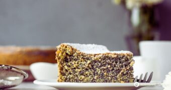 Schneller Mohnkuchen gefällig? Backe diesen saftigen Becherkuchen ganz ohne Waage. Inklusive Tipps für leckere Variationen mit Wildkräutern. Schneller Mohnkuchen gefällig? Backe diesen saftigen Becherkuchen ganz ohne Waage. Inklusive Tipps für leckere Variationen mit Wildkräutern.