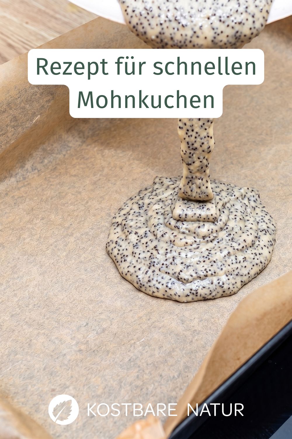 Schneller Mohnkuchen gefällig? Backe diesen saftigen Becherkuchen ganz ohne Waage. Inklusive Tipps für leckere Variationen mit Wildkräutern.