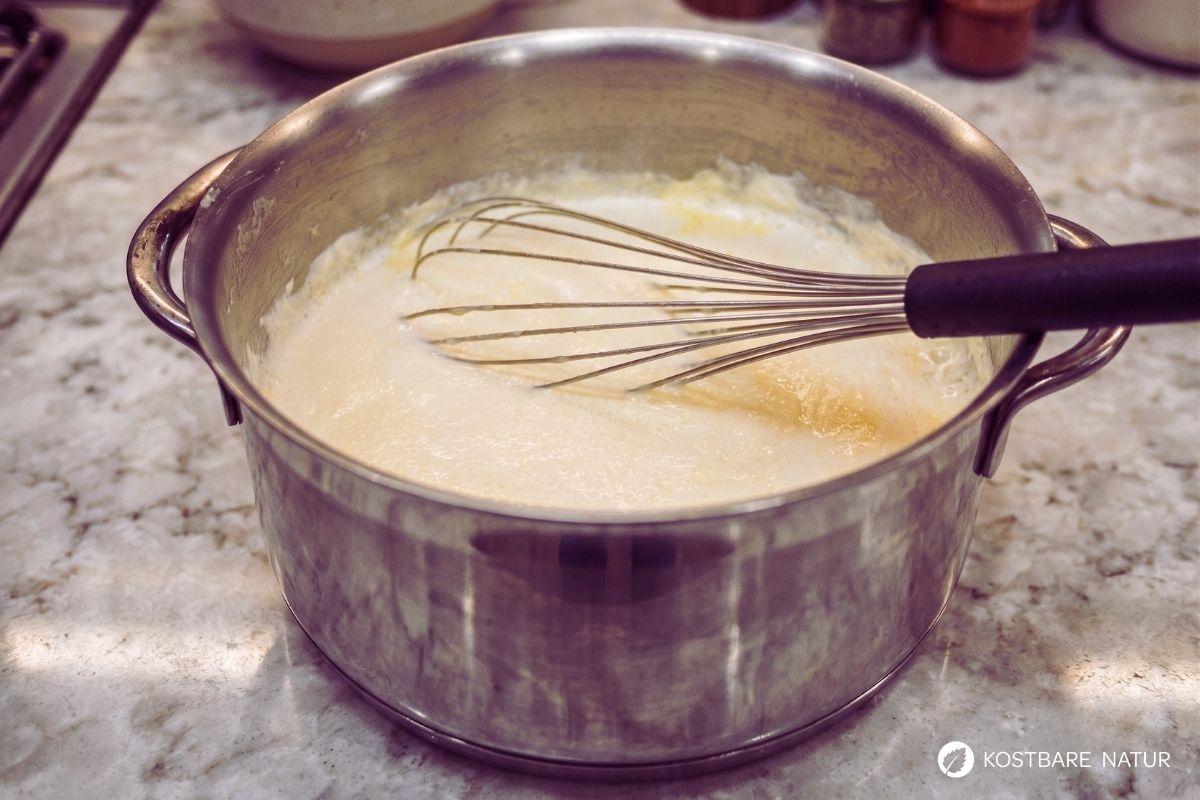 Schneller Mohnkuchen Zubereitung 1 Schneller Mohnkuchen gefällig? Backe diesen saftigen Becherkuchen ganz ohne Waage. Inklusive Tipps für leckere Variationen mit Wildkräutern.