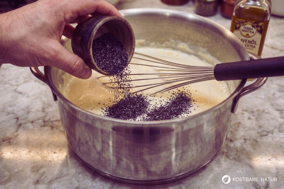 Schneller Mohnkuchen Zubereitung 2 Schneller Mohnkuchen gefällig? Backe diesen saftigen Becherkuchen ganz ohne Waage. Inklusive Tipps für leckere Variationen mit Wildkräutern.