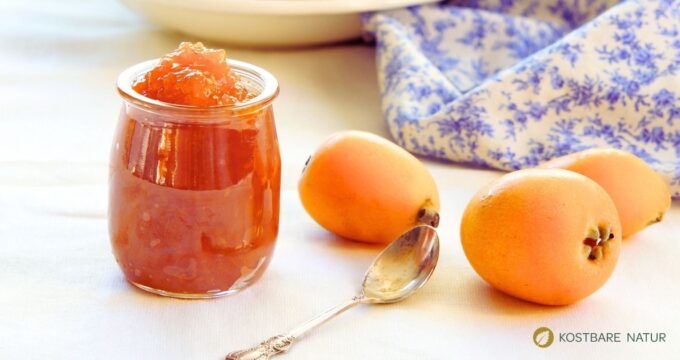 Wintermarmelade verbindet Mispeln und Hagebutten zu einem fruchtigen Brotaufstrich. Einfach einkochen und den Geschmack des Herbstes genießen.